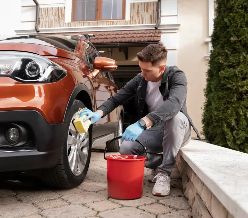 Lavage auto à domicile Mouterre-Silly : professionnel intervenant sur un véhicule